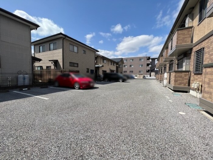 物件外観写真2　(駐車場)