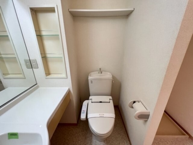 物件内観写真10　(温水洗浄暖房便座のトイレ)