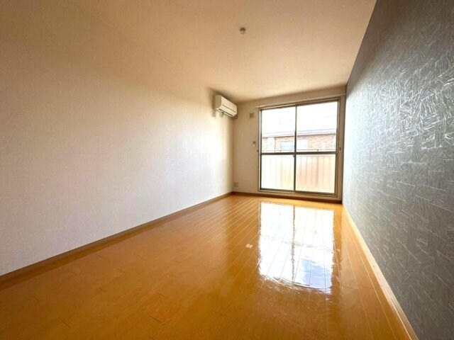 物件内観写真11　(洋室（別角度）)