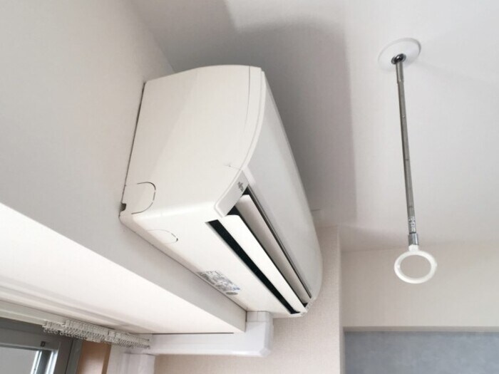 物件内観写真17　(室内物干しとエアコン)