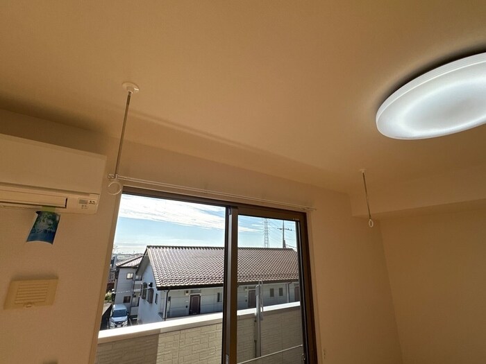 物件内観写真17　(室内物干し)