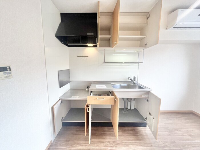 物件内観写真8　(キッチンの収納)