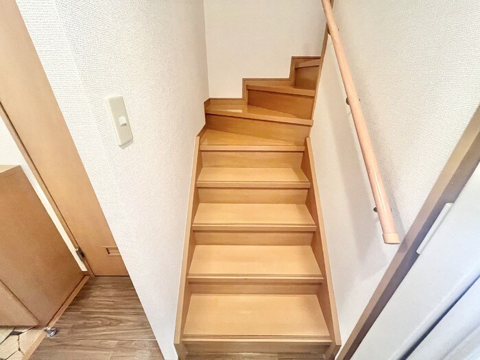 物件内観写真21　(階段)
