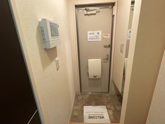物件内観写真11　(鏡付きシューズボックスとホームセキュリティ)