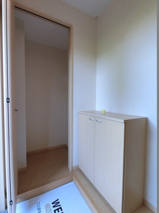 物件内観写真13　(シューズボックスと収納)