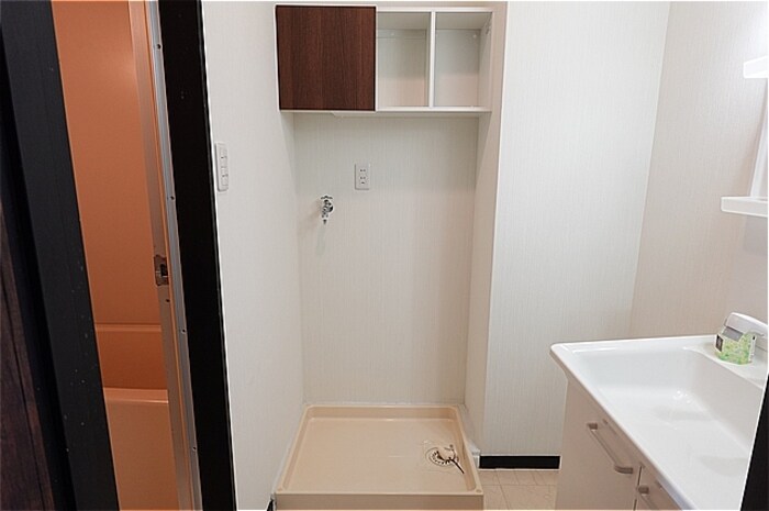 物件内観写真21　(洗面室・洗濯機置き場（上部収納棚付き）)