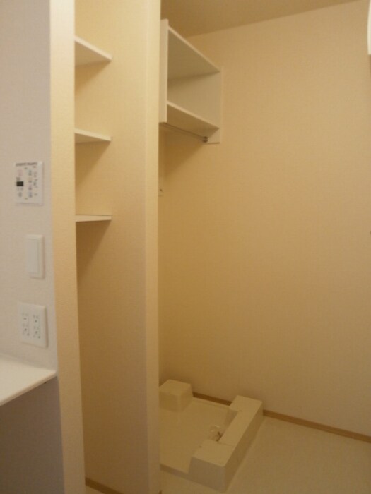 物件内観写真20　(洗濯機置き場と収納棚)