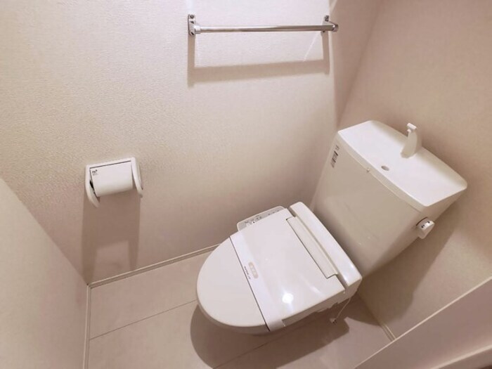 物件内観写真11　(温水洗浄暖房便座のトイレ)