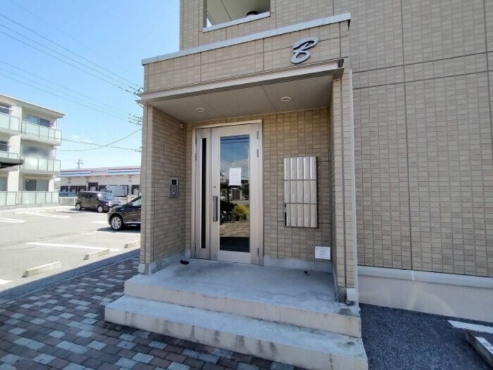 物件外観写真4　(オートロックのエントランス)