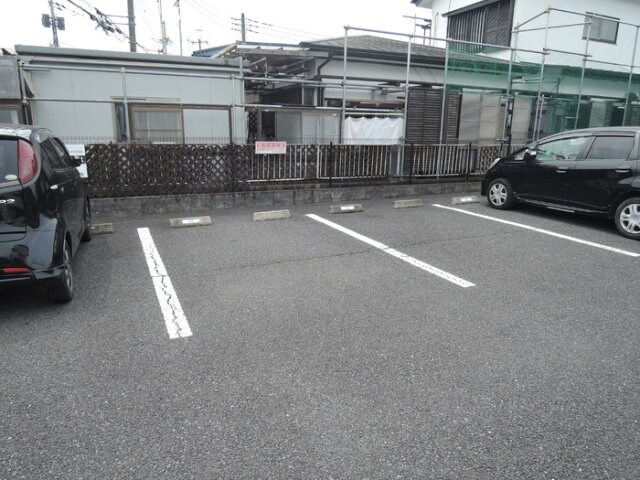 物件外観写真2　(駐車場)