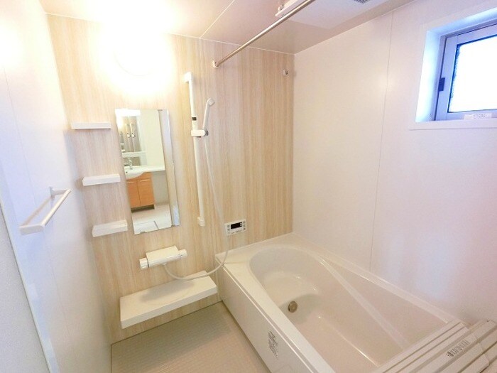 物件内観写真8　(換気暖房乾燥機付浴室)