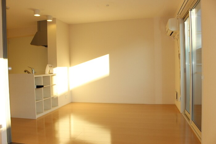 物件内観写真4　(居室・リビング)