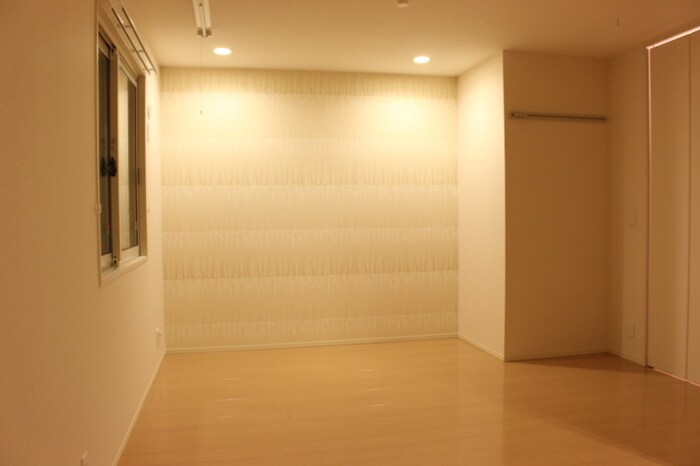 物件内観写真6　(ダウンライトのある洋室)