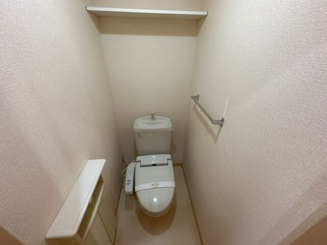 物件内観写真11　(温水洗浄暖房便座のトイレ)