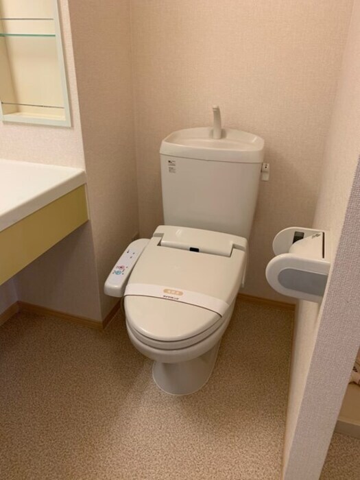 物件内観写真13　(温水洗浄暖房便座のトイレ)