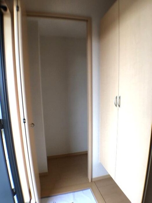 物件内観写真15　(シューズボックスと収納庫)