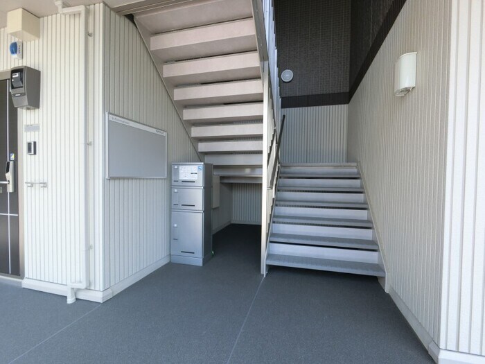 物件外観写真3　(ロビーには宅配ボックスが有ります)