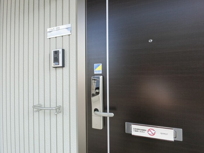 物件内観写真14　(ＩＣカードキーの玄関ドア)