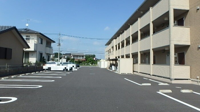 物件外観写真2　(駐車場)