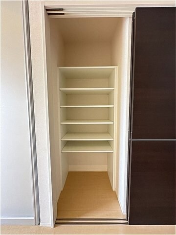 物件内観写真17　(キッチン横・収納)