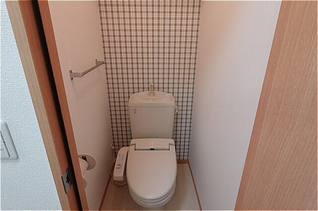 物件内観写真11　(温水洗浄暖房便座のトイレ)