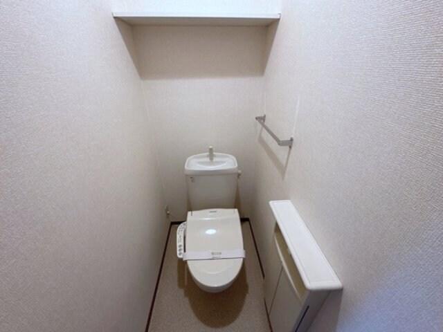 物件内観写真12　(温水洗浄暖房便座のトイレ)