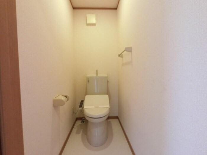 物件内観写真12　(温水洗浄暖房便座のトイレ)