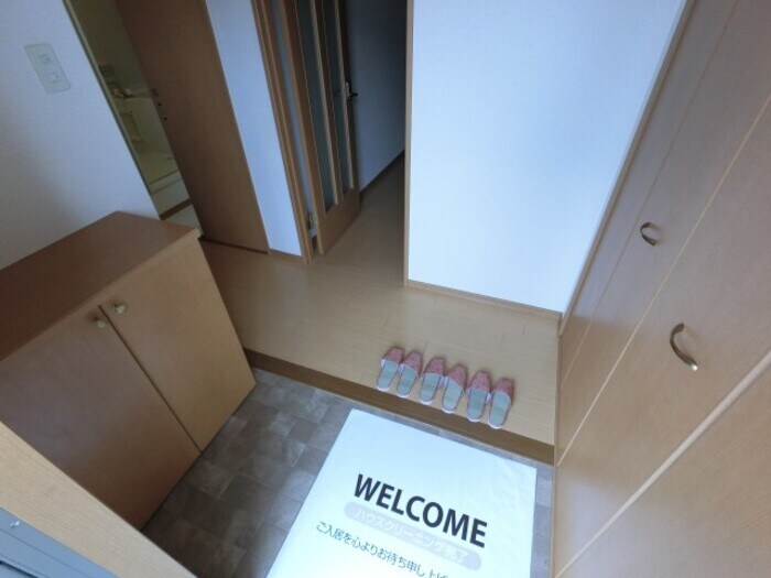 物件内観写真14　(シューズボックスと収納)