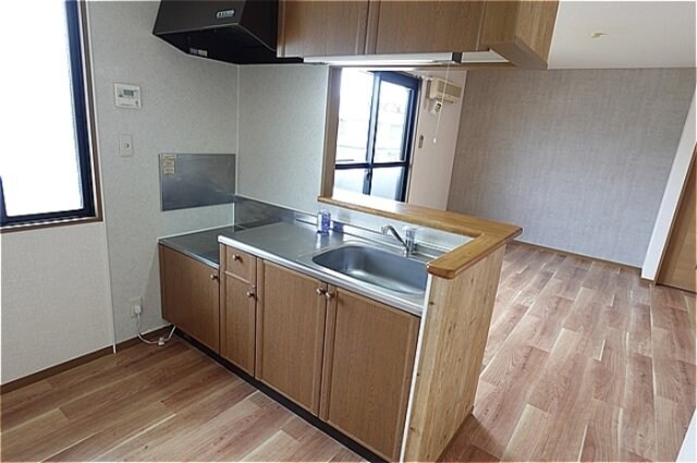 物件内観写真6　(対面キッチン（上部収納棚付き）)