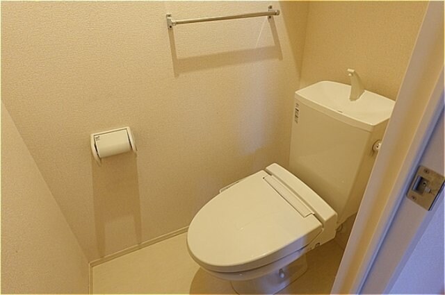 物件内観写真10　(温水洗浄暖房便座のトイレ)