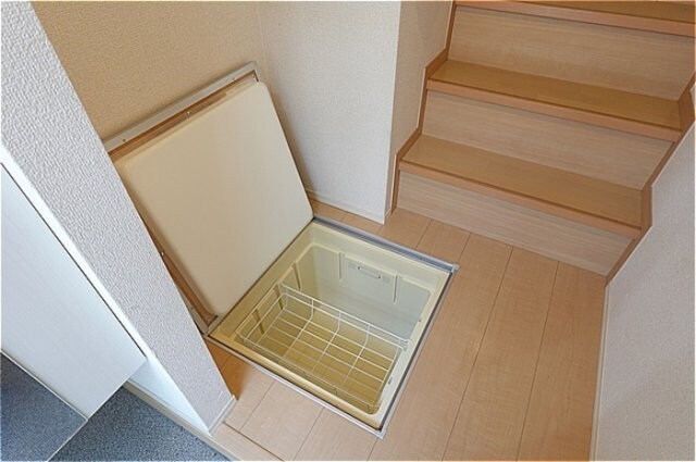 物件内観写真14　(玄関に床下収納)