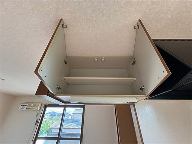 物件内観写真18　(キッチン・上部収納棚)