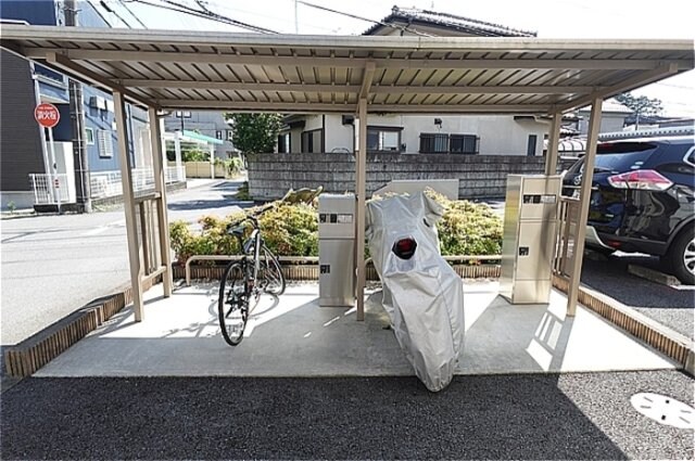 物件内観写真12　(宅配ボックス付き駐輪場)