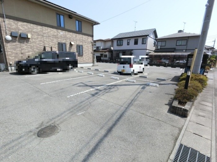 物件外観写真2　(駐車場)