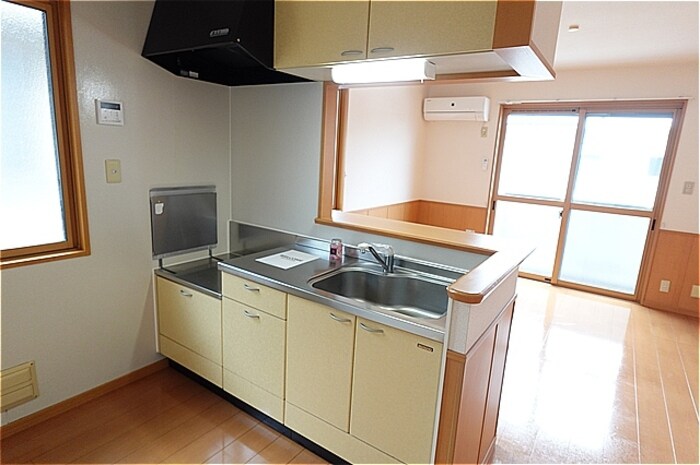 物件内観写真7　(対面キッチン（上部収納棚付き）)