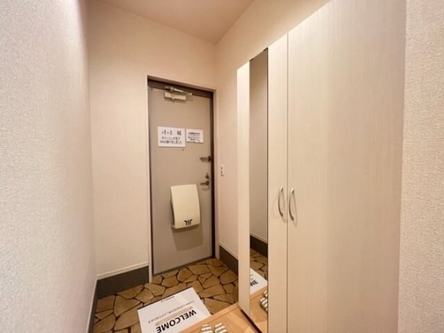 物件内観写真12　(鏡付きシューズボックス)