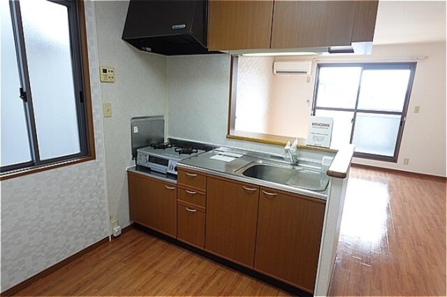 物件内観写真6　(対面キッチン（上部収納棚付き）)