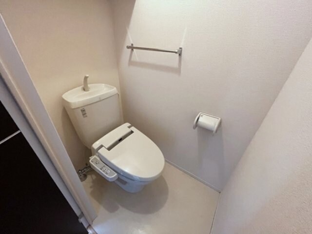 物件内観写真12　(温水洗浄暖房便座のトイレ)