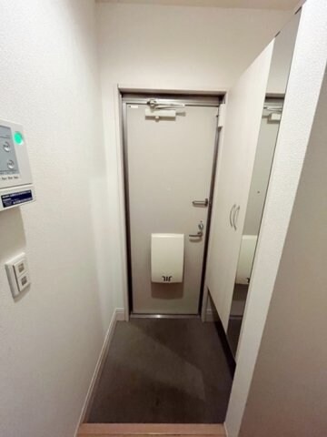 物件内観写真14　(鏡付きシューズボックス)