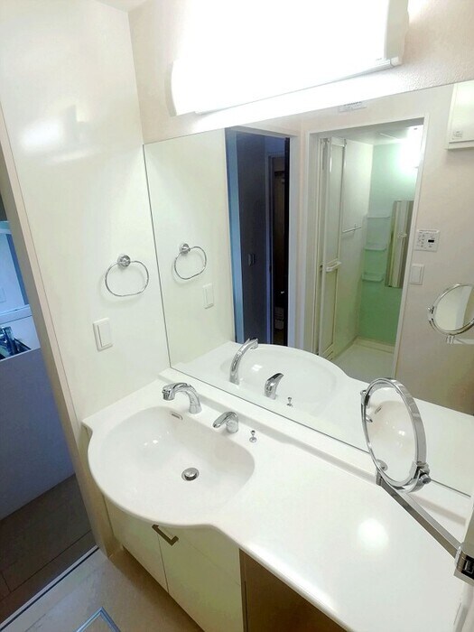 物件内観写真12　(カウンター洗面台（拡大鏡付き）)