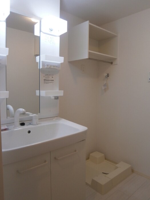 物件内観写真11　(洗面台＆洗濯機置き場)