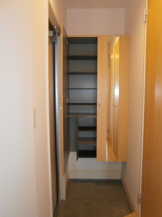 物件内観写真14　(鏡付きシューズボックス)