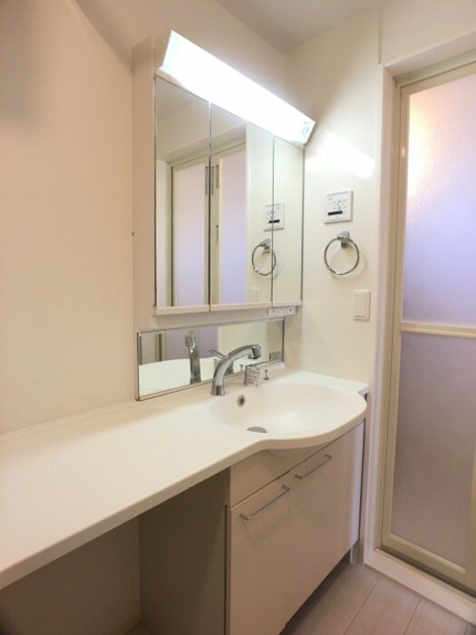 物件内観写真10　(三面鏡（整理棚付き）洗髪洗面化粧台)