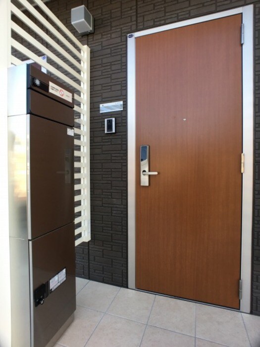 物件内観写真13　(宅配ボックス付き・ＩＣカードキーの玄関)