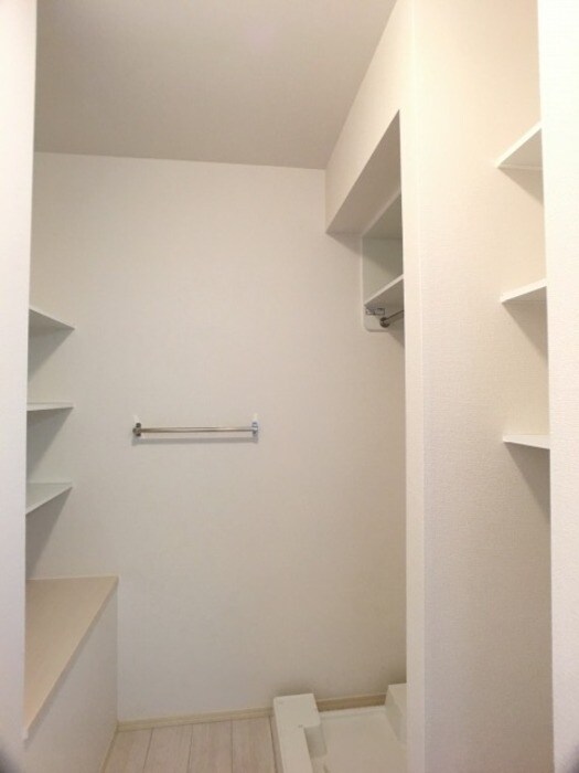 物件内観写真16　(洗面所・洗濯機置き場と収納棚)