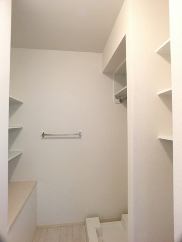 洗面・脱衣所(洗面所・洗濯機置き場と収納棚)