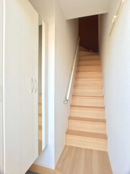 物件内観写真17　(鏡付きシューズボックス)