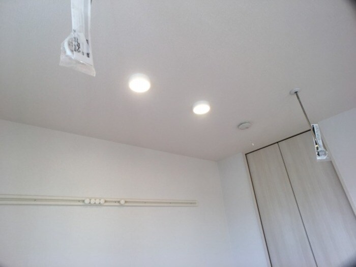 物件内観写真18　(洋室・室内物干しとダウンライト)