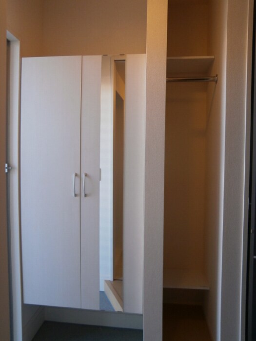 収納(鏡付きシューズボックスとディリークローク)