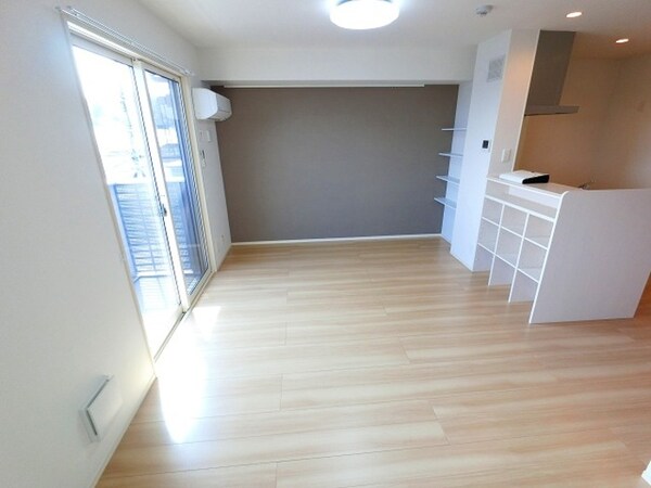 居室(リビング・エアコン、照明器具付き)